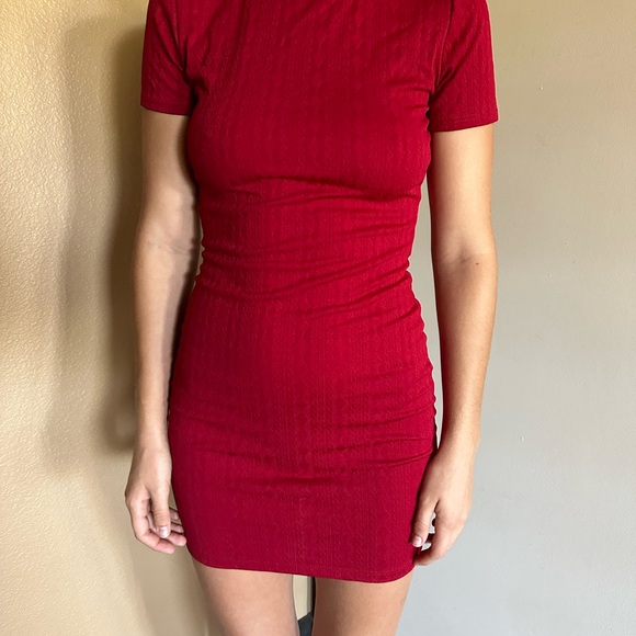 Short sleeve red body con mini dress with knit pattern - Picture 6 of 6